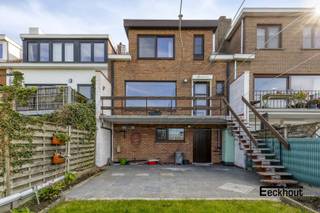 Deze woning is gelegen in een rustige en goed bereikbare woonwijk, nabij belangrijke invalswegen, winkels en bushaltes.<br />Wat de ligging bijzonder maakt, is het open uitzicht aan de achterzijde. De tuin grenst aan uitgestrekte weiden, met verderop het Kennedyrondpunt, waardoor je vanuit de living &amp; de slaapkamers en vanop het terras, geniet van een vrij uitzicht.<br />De woning heeft al een stevige basis en werd op belangrijke punten vernieuwd: de ramen werden vervangen en de recente, condenserende aardgasketel zorgt voor een efficiënte verwarming en een gunstig EPC-label C (geen renovatieplicht).<br />Indeling: <br />- gelijkvloers: brede inkomhal met plaats voor een (vestiaire)kast, zeer ruime garage met oprit, wasplaats met verwarmingsketel en douche, gezellige tuin met terras;<br />- eerste verdieping: apart toilet, lichtrijke leefruimte met mooi open zicht, aansluitend terras met trap naar de tuin, aparte keuken;<br />- tweede verdieping: 3 slaapkamers en badkamer met ligbad, toilet en lavabo;<br />- kruipzolder (met geïsoleerd hellend dak);<br />Met wat modernisatiewerken is van deze woning echt een pareltje te maken! Maak nu uw afspraak en ontdek zelf de vele mogelijkheden!