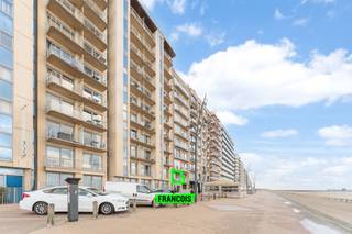 Op de eerste verdieping van een recente en stijlvolle residentie op de Zeedijk in Blankenberge bevindt zich dit instapklare appartement...