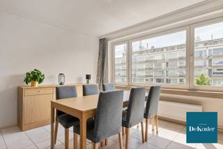 Op de vijfde verdieping van een goed onderhouden gebouw vindt u dit instapklare en recent gerenoveerde appartement. Dankzij de hoge ligging geniet...
