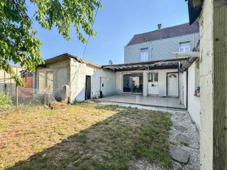 <h3><span>Veelzijdige woning te Eine (Oudenaarde), ideaal voor <strong>CO-HOUSING, ZORGWONEN</strong> of een <strong>COMBINATIE VAN WONEN EN WERKEN.</strong> Deze ruime eigendom beschikt over <strong>TWEE APARTE</strong> <strong>WOONGEDEELTEN</strong>, elk met een eigen <strong>WOONKAMER, KEUKEN en BADKAMER</strong> – perfect voor wie op zoek is naar <strong>FLEXIBILITEIT </strong>of <strong>DUBBELE BEWONING</strong>. De woning telt <strong>VIER VOLWAARDIGE SLAAPKAMERS</strong>, waaronder een <strong>ZEER RUIME ZOLDERKAMER </strong>van 45 m². Buiten geniet u van een <strong>AANGENAME TUIN </strong>en <strong>ZONNIG TERRAS</strong>. Extra troeven zijn de <strong>GARAGE</strong>, <strong>MEERDERE BERGINGEN </strong>en een <strong>OPRIT </strong>met ruime <strong>PARKEERMOGELIJKHEDEN</strong>. Gelegen op een <strong>CENTRALE LOCATIE </strong>nabij de <strong>DORPSKERN VAN EINE </strong>en op een boogscheut van het <strong>CENTRUM VAN OUDENAARDE</strong>. Dankzij de <strong>VLOTTE BEREIKBAARHEID </strong>via <strong>INVALSWEGEN</strong>, <strong>OPENBAAR VERVOER </strong>en nabijheid van <strong>SCHOLEN</strong>, <strong>WINKELS </strong>en andere <strong>VOORZIENINGEN</strong>, is dit een <strong>UITSTEKENDE KANS </strong>voor <strong>GEZINNEN</strong>, <strong>INVESTEERDERS </strong>of <strong>ZELFSTANDIGEN</strong>.</span></h3>

<p><br />Ontdek de <strong>TALLOZE MOGELIJKHEDEN </strong>van deze <strong>INSTAPKLARE </strong>en <strong>STRATEGISCH </strong><strong>GELEGEN EIGENDOM!</strong></p>
<br />Adres: Sint-Annastraat 54 te Oudenaarde<br /><br />EPC: 462kWh/m², G-score en P-score D , Renovatieplicht van toepassing.