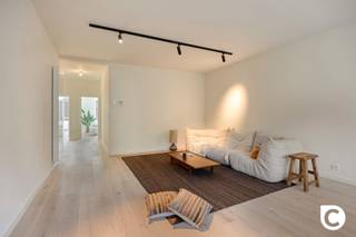 <p><span>Gerenoveerde parel met 3 slaapkamers op toplocatie!</span><span><br /></span><span>Met veel passie, kennis en kunde werd dit ruim en lichtrijk 3 slaapkamer appartement hoogwaardig gerenoveerd.</span><span> U dient enkel te verhuizen, uit te pakken en te genieten! Het appartement ligt op de 2</span><span><sup>e</sup></span><span> verdieping van een prima onderhouden gebouw met schitterende "sixties" elementen vlak tegenover het Leeuwerikpark en om de hoek van het Middelheimpark. Kortom, de perfecte combinatie van authenticiteit en hedendaags comfort waar uw privé- en werkleven hand in hand gaan. Dankzij deze gegeerde centrale ligging zijn parken, scholen, winkels, sportfaciliteiten, openbaar vervoer en invalswegen steeds vlakbij, evenals het bruisende Antwerpse stadsleven.</span></p><p><span><br /></span><span>Inkom-/nachthal, leefruimte & keuken:</span></p><p><span>U betreedt dit klassevol appartement via de inkom-/nachthal met veiligheidsdeur en een nis voor de vestiaire. De aandacht gaat meteen uit naar de prachtige tegelvloer met "travertin-look" die naadloos overgaat in een natuurlijke parketvloer (eik). In de riante leefruimte (37m²) accentueren de fenomenale natuurlijke lichtinval en het geweldige, groene uitzicht het ruimtegevoel des te meer. De prachtige open keuken met kookeiland is een ware "eye-catcher" die voorziet in kwalitatieve toestellen (inductievuur met recirculatie-dampkap, combi-oven, vaatwasser, koelkast en vriezer).<br /><br /></span><span>Slaapkamers, badkamer, toilet, wasruimte & berging:</span><span><br />U beschikt over 3 grote slaapkamers op parket, waarvan 2 kamers met een eigen terras. De master-bedroom beschikt over een eigen dressing. De rustieke badkamer omvat een weelderige inloop-/regendouche, een wasmeubel in "notelaar-look", handdoek-radiator en mechanische ventilatie. Het toilet met handenwasser is apart. Bijkomend is er ook een aparte wasruimte en een extra berging die de individuele HR condensatieketel herbergt en zich perfect leent voor uw kuisgerief.<br /><br /></span><span>Terrassen, kelder & autostaanplaats:</span><span><br />Met 3 charmante terrassen kan u steeds zon en schaduw opzoeken in een rustige, groene omgeving. Ideaal voor uw kopje koffie in de ochtend, een lekker lunch of een sprankelend aperitief na thuiskomst van een drukke dag. Een ruime, droge kelderberging is inbegrepen. De ondergrondse staanplaats biedt extra comfort en dient bij aangekocht te worden (€ 20.000).</span></p><p><span><br /></span><span>Extra troeven:</span></p><p><span>- Mobiscore 9,1</span></p><p><span>- 109m² (cfr. EPC)</span></p><p><span>- EPC B</span></p><p><span>- HR ramen</span></p><p><span>- HR condensatieketel</span></p><p><span>- Dakisolatie 10 cm PUR</span></p><p><span>- Elektriciteit conform</span></p><p><span>- Asbestveilig</span></p><p><span>- 1e bewoning na renovatie</span></p><p><span>- Onmiddellijk beschikbaar</span></p><p><span> </span></p>