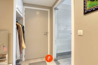 Een perfect onderhouden en volledig geschilderd appartement op de 2de verdieping (met lift) in Residentie Germana (BJ: 2014). Goed gelegen in het centrum van Lauwe en uiterst energiezuinig (EPC-label A). Ingedeeld als volgt: Inkomhal met ingemaakte vestiairekast, woonkamer, volledig ingerichte keuken (met voorraadberging), badkamer, apart toilet en 2 volwaardige slaapkamers. Achteraan is een uiterst aangenaam - zuidwest georiënteerd - terras van 9 m2. De ramen werden overal voorzien van zonnescreens. Bijhorend is een private autostaanplaats met praktische buitenberging. Een gemeenschappelijke fietsenberging staat eveneens ter beschikking.