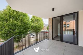 <p><span>Comfortabel appartement met ruim terras op de eerste verdieping.</span></p><p><span> </span></p><p><span>Dit appartement op de eerste verdieping biedt 82,75 m² aan comfortabele woonruimte en beschikt over 1 slaapkamer en een mooi terras van 11,66 m². De indeling is praktisch en aangenaam, waardoor het appartement perfect geschikt is voor alleenstaanden, koppels of investeerders. 6% BTW tarief mogelijk!</span></p><p><span> </span></p><p><span>De koper kan de keuken nog volledig personaliseren binnen het voorziene budget van 12.500 euro excl. btw. Zo krijgt het appartement meteen een persoonlijke toets.</span></p><p><span> </span></p><p><span>Met geothermische vloerverwarming en koeling, zonnepanelen, ventilatie D, aluminium ramen met dubbele beglazing en E-peil 10 geniet u hier van modern wooncomfort met lage energiekosten met vrijstelling van het KI in de eerste 5 jaar.</span></p><p><span> </span></p><p><span>Een slimme keuze voor wie centraal, energiezuinig en comfortabel wil wonen.</span></p><p><span> </span></p><p><span>6% Btw tarief mogelijk</span></p>