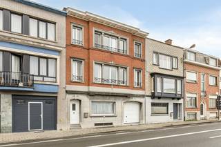 Ruimte om te wonen, te werken en plannen te laten groeien: dat vind je in deze karaktervolle woning in de Beheerstraat. Ze ligt centraal in Kortrijk, met open zicht op het plein aan het gerechtsgebouw, en biedt circa 340 m² bovengrondse bruto-oppervlakte verdeeld over drie bouwlagen.<br /><br />Op het gelijkvloers bevinden zich een zithoek, eetruimte, keuken, badkamer en slaapkamer met dressing. De leefruimtes sluiten aan op de stadstuin met terras. Ook de garage met elektrische poort is een praktische troef in deze centrale ligging.<br /><br />De eerste en tweede verdieping bieden telkens meerdere ruime kamers, een badkamer en een terras. Dankzij de centrale traphal kan je de indeling afstemmen op je gezin, thuiswerk of hobby’s. Volgens de huidige ruimte-indeling zijn tot negen slaapkamers mogelijk. Onder de woning ligt bovendien circa 110 m² bruto kelderruimte met bergingen, een wasplaats en de technische installaties.<br /><br />De eigenaar werkte de woning in 2025 verder af. Er zijn onder meer zonnepanelen, dakisolatie, vernieuwde waterleidingen en een centrale verwarmingsinstallatie aanwezig. De elektrische installatie werd conform gekeurd op 4 februari 2026. Voor beide delen waarvoor een EPC werd opgemaakt, geldt energielabel B. De drie beschikbare asbestattesten besluiten tot een asbestveilige toestand.<br /><br />Een uitzonderlijk ruime stadswoning met een eigen garage en buitenruimte, op wandelafstand van het Kortrijkse stadsleven.<br /><br />EPC: 190 kWh/m² / UC: 2981566<br />EPC: 152 kWh/m² / UC: 20230905-0002981645-RES-1<br /><br />Bestuursmaatregelen in het maatregelenregister: in aanvraag