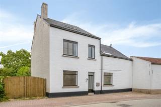 <h3><span>Uitzonderlijk ruime woning met 5 slaapkamers, zwembad en sauna ideaal voor een groot gezin of cohousing.</span></h3><p><span>Ontdek deze </span><span>bijzonder ruime en recent gerenoveerde woning</span><span>, rustig gelegen in een doodlopende straat. Dankzij de royale leefruimtes, het overdekte zwembad en de veelzijdige indeling is deze woning ideaal voor een </span><span>groot gezin of cohousing voor 6 personen</span><span>.</span></p><p><span>De woning beschikt over een aangename, ruime leefruimte met een volledig ingerichte keuken en een mooi zicht op het terras en de tuin. Vanuit de keuken heeft u rechtstreeks toegang tot het </span><span>overdekte zwembad met sauna</span><span> en tot verschillende praktische bergruimtes.</span></p><p><span>Op de eerste verdieping bevinden zich </span><span>3 slaapkamers, een badkamer en een aparte douchekamer</span><span>. Onder het dak bevindt zich bovendien nog een </span><span>zeer ruime vierde slaapkamer</span><span>.</span></p><p><span>Een bijzonder pluspunt is het </span><span>semi-zelfstandige appartement van ca. 70 m²</span><span>, dat via de inkomhal toegankelijk is maar dankzij een aparte gang en binnendeur volledig afgescheiden kan worden. Dit gedeelte beschikt over een ruime slaapkamer, een eigen douchekamer met lavabo en toilet, een leefruimte met open keuken en een </span><span>privéterras met prachtig uitzicht over de velden</span><span>. Dit appartement is inbegrepen in de huurprijs, kan niet afzonderlijk of onderverhuurd worden en is ideaal voor een koppel.</span></p><p><span>Huurvoorwaarden:</span><span><br />Huurprijs: 4.000/maand<br />Vaste kosten: 745/maand, inclusief wekelijkse poetsbeurt, tuinonderhoud, elektriciteit en onderhoud van de verwarmingsketel.<br />Zwembadproducten: 20 per persoon/maand.<br />Enkel water en gas (verwarming) komen rechtstreeks op naam van de huurder.<br />Bij cohousing zijn studenten niet toegelaten en dienen alle huurders zich op het adres te domiciliëren.<br /><br /></span></p><p><span>Gemakkelijke parkeermogelijkheid in de straat. </span></p><p><span>Een unieke huurwoning met uitzonderlijk veel ruimte, comfort en faciliteiten. Mis deze kans niet!</span></p><p><span>Gelieve het </span><span>inlichtingenfiche</span><span>, terug te vinden onder het tabblad </span><span>Documenten</span><span>, volledig in te vullen en vervolgens te bezorgen via <span>guillaume@ap-p.be</span></span><span>.</span></p>