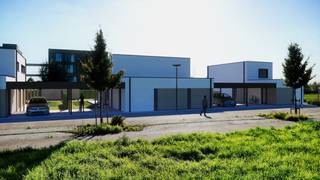 Ontdek deze ruime, comfortabele zonnewoning met carport en tuin. Ze is ontworpen in zachte tinten en gerealiseerd met kwalitatieve materialen. De <strong>traditionele bouwwijze</strong> staat garant voor degelijkheid die je ook ervaart in de <strong>hoogwaardige afwerking</strong>. De woningen zijn gelegen in een doodlopende straat en zuidwest georiënteerd. Zo geniet je op elk moment van de dag van heerlijke zonnestralen.<br /><br />De <strong>moderne architectuur</strong> van de zonnewoningen is een subliem samenspel van witte bakstenen en aardse tinten met warme houten elementen. Daar waar de voorgevel eerder gesloten is, zorgen grote glaspartijen in de zij -en achtergevel voor veel lichtinval. <br /><br />Sint-Truiden, de stad die je doet dromen van bloesems en lekker fruit. In Park Gulden Bodem sta je met één voet tussen de fruitbomen en één voet in de stad. Met de boomgaarden in je achtertuin geniet je elke dag van een uniek uitzicht. En je voortuin? Dat is de historische, bruisende stad Sint-Truiden.  Geen compromissen maar het beste van twee werelden. Park Gulden Bodem is een zalige plek om te wonen, laat deze kans niet aan je voorbij gaan.<br /><br /><strong>Indeling:</strong>
<ul>
	<li>Gelijkvloers: carport, inkomhal, WC, ruime leefruimte, open keuken en tuin</li>
	<li>Eerste verdieping: 2 slaapkamers, volledig uitgeruste badkamer, berging/technische ruimte</li>
</ul>
<br /><strong>Troeven:</strong><br />  Energiezuinige BEN woning -<br />  Zuid/Zuidwest gerichte tuin<br />  Prijs van 373.599,- euro inclusief kosten; (Inbegrepen kosten zijn: notariskosten, grond, registratie rechten, architect, EPB, veiligheidscoördinator, BTW).<br /><br />ℹ️ Wens je meer informatie of een afspraak? Bel ons dan nu op het nummer 011 45 82 30<br />💻 Meer projecten? Surf naar www.splendid.be. Samen maken we jouw woondroom waar.