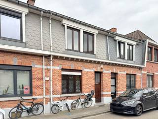 Plan uw bezoek via www.polares.eu!Deze charmante woning kan je terugvinden in een rustige buurt, op enkele minuten van het centrum van Leuven en...