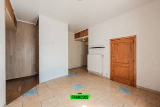 Deze te renoveren woonst met garage en zongericht terras bevindt zich in hartje Middelkerke en op wandelafstand van het strand. Dichtbij alle faciliteiten zoals: winkels, bakker, slager, scholen en toch rustig gelegen.<br /><br />Er is een vlotte verbinding naar Oostende, de autostrade en de omliggende deelgemeenten.<br /><br />Mits enige aanpassingen kan deze woning dienen voor eigen bewoning, maar zeker ook als tweede verblijf. De aanpalende garage in het centrum van Middelkerke is geen overbodige luxe, vooral in de drukke zomermaanden. <br /><br />Het is mogelijk om verschillende slaapgelegenheden te gaan creëren en daarnaast is er op elk verdiep een keuken en badkamer. De keuken op de bovenverdieping werd recent nog vernieuwd. Ook is er een aangenaam en zongericht terras op de eerste verdieping, hier kunt u van 's ochtends vroeg tot in de late namiddag genieten in het zonnetje. <br /><br />Er is dubbele beglazing voorzien en het raamwerk is reeds in pvc, daarnaast werd het dak een aantal jaar terug vernieuwd samen met de dakgoten en zijgevel. <br /><br />De woning werd jarenlang verhuurd dus kan ook een mooie investering zijn.<br /><br />Bent u op zoek naar een woning met garage vlakbij de zee en het centrum? Neem dan contact op via inti@immofrancois.be of 0499 74 89 74.<br /><br />