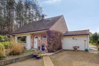 <p>Deze charmante chalet, gelegen op een groot perceel van 1.098 m², biedt je een oase van rust en privacy. Dit is de perfecte plek voor wie klein maar fijn wil wonen.</p>
<p>PERCEEL<br />Tuin rondom de woning met verscheidene terrassen zodat je altijd ergens fijn kan verpozen in de zon of in de schaduw.<br />Carport voor twee wagen achter elkaar / Tuinberging / Zwembad.<br />De tuin is volledig afgesloten en geeft de nodige privacy.<br /><br />INDELING GELIJKVLOERS<br />Inkom<br />Lichte leefruimte<br />Ingerichte keuken met alle comfort<br />Berging met aansluiting voor wasmachine<br />1e slaapkamer met ingemaakte kasten.<br />Badkamer met douche en toilet.<br />Vaste trap naar boven<br /><br />INDELING BOVEN<br />2e slaapkamer<br /><br /><br />BIJZONDERHEDEN<br />Verwarming: houtkachel in de leefruimte.<br />Het EPC label F komt vooral door de afwezigheid van centrale verwarming (houten constructie op zich wel beter zou scoren).<br />Plaatsing van warmtepomp zou een veel betere EPC score meebrengen.<br />Renovatieverplichting van toepassing.<br />Warm water: elektrische boiler.<br />Bruikbare vloeropp. volgens EPC: 69m².<br />Gelegen in recreatiegebied.<br />Stedenbouwkundige inlichtingen: in aanvraag.<br /><br /><br />POSITIEVE ASPECTEN<br />Rustige ligging, net op de grens Grobbendonk met Pulle.<br />Heel verzorgd, zowel binnen als buiten.</p>