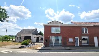 Goedgelegen te renoveren woning met extra atelier, oprit en tuin. Veel potentieel! Atelier van 50m2 en voorliggende parking. Te renoveren woning...