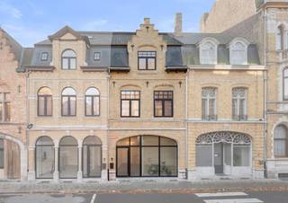 Prachtig huis te koop in hartje Ieper. Deze magnifieke woning beschikt over 4 slaapkamers en 3 badkamers. De woning is volledig vernieuwd in 2025 en geniet van de modernste technieken. Er is een leuke buitenruimte op het gelijkvloers en op de eerste verdieping. De woning wordt energiezuinig verwarmd met vloerverwarming op warmtepomp. Gelegen in de Stuersstraat 51 op wandelafstand van de Grote Markt, de vestingen en het station.INDELINGGelijkvloers: Ruime inkomhal - berging - apart toilet - lichtrijke woonkamer met open keuken, voorzien van alle toestellen en eiland - aangrenzende berging - stadstuin met terras en trap naar het zonneterras op de eerste verdieping.Eerste verdieping: Nachthal met toilet - master bedroom met verbinding naar het terras - dressing/bureaukamer - badkamer met lavabomeubel, ligbad en inloopdouche.Tweede verdieping: Nachthal met toilet - twee mooie kamers met elk hun eigen badkamer, voorzien van lavabomeubel en douche.Derde verdieping: Ingerichte zolderkamer die kan dienst doen als bureau of slaapkamer.Verder heeft dit huis te koop nog een ruime praktische kelder.TROEVEN- Kwalitatief en tot in de puntjes gerenoveerd! - Zonnepanelen en warmtepomp- 4 slaapkamers en 3 badkamers - Bovenverdiepingen voorzien van airco/warmtepomp - Centrale ligging in Ieper - Zuidelijke oriëntatie van de tuin en dakterrasDe eigendom wordt aangeboden via de Pre-sale formule. Van 06/12/2025 om 10:00 tot 12/12/2025 om 18:00 kan u de woning op afspraak komen bezichtigen en een bod uitbrengen. De vermelde prijs is een instelprijs. Voor meer info, gelieve contact op te nemen met de dossierverantwoordelijke.