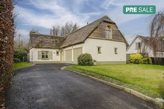 Huisindeling:Gelijksvloer:- Inkomhal met apart gastentoilet - Ruime lichtrijke leefruimte met zicht op de tuin- Aparte keuken- Zonnige tuin van...