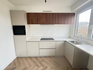 Wonen aan het groen én vlak bij de stad? Dit stijlvol gerenoveerd 1-slaapkamerappartement op een toplocatie aan de Vlaamsekaai 66-67 biedt het beste van twee werelden: rust en ruimte aan het park, met het bruisende Zuid en het centrum op wandelafstand.<br />Dit appartement werd volledig vernieuwd met oog voor comfort en design en is perfect instapklaar.<br />Indeling &amp; troeven<br />✨ Lichtrijke leefruimte met grote ramen en open gevoel<br />✨ Moderne, volledig uitgeruste keuken<br />✨ Ruime slaapkamer met rustige ligging<br />✨ Hedendaagse badkamer met kwalitatieve afwerking<br />✨ Energiezuinig en praktisch ingedeeld<br />✨ Unieke ligging recht tegenover het park<br />Hier start je de dag met een wandeling of koffie in het groen en sta je ’s avonds zo tussen de gezellige restaurants, musea en cafés van ’t Zuid.<br />Ideaal voor<br />Singles of koppels die comfortabel, stijlvol en centraal willen wonen.<br />📍 Adres: Vlaamsekaai 66-67, Antwerpen<br />📅 Beschikbaar: in overleg<br />📞 Interesse? Plan snel een bezoek en ontdek dit pareltje zelf – zulke locaties zijn zeldzaam!<br /><br />Algemene onkosten €100,00: lift, water en onderhoud gemene delen.<br />Onmiddellijk be