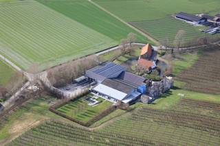 Tuinbouwbedrijf, gelegen op de flank van de Paterberg in Kwaremont.<br />Fruitloods met een oppervlakte van circa 2075 m². Aan de loods is een gelijkvloers bedrijfswoning<br />aangebouwd (2008) van 375 m², met aangelegde tuin van 1750 m².<br />Er is een tweede bedrijfswoning losstaand van de loods, zijnde een omwalde authentieke hoeve met<br />bijhorende schuur. In de loods zijn frigo’s voorzien om 1 miljoen kilo fruit te koelen, waarvan 600.000 kg<br />operationeel, uitgerust met ULO. Er zijn twee laadkaaien aanwezig.<br />Op het nieuw gebouwde magazijn (2008) liggen186 zonnepanelen, voor een productie van 50,22 kW energie ( 2018).<br />De huidige plantages bestaan uit circa 4,5 ha Conférence en 8 ha Jonagold.<br />Het domein heeft een totale oppervlakte van 178.367 m².