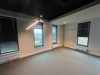 Instapklaar kantoor van 634 m² te huur op amper 5 min. rijafstand van de E17 te Zele.<br /><br />Het lichtrijke kantoor dat zich situeert op de derde verdieping, is momenteel ingedeeld in verschillende ruimtes en van alle hedendaagse comfort voorzien. De ruimte maakt deel uit van kantorencomplex dat voorzien is van een fitnessruimte, lift, overdekte parkeermogelijkheden etc. Mogelijkheid tot het huren van serverruimte, archief, stockage en/of parkeerplaatsen (7 euro per maand per parkeerplaats). Onmiddellijk beschikbaar.<br /><br />Voor bijkomende inlichtingen of een plaatsbezoek kan u contact opnemen met PANORAMA B2B op het nummer 09 225 09 02.