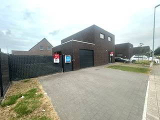 <strong>Moderne alleenstaande villa met 3 slaapkamers en garage.</strong><br /><br /><u>gelijkvoers:</u><br />inkom, apart toilet met lavabo, 1° berging, ruime living met open keuken, 2° koele berging en ruime garage<br /><u>verdiep:</u><br />3 ruime slaapkamers, badkamer en apart toilet<br /><br /><em><u>troeven:</u></em>
<ul><li>regenwaterput 10.000 liter</li><li>groot terras</li><li>EPC B (mits plaatsen zonnepanelen EPC A mogelijk)</li><li>centrale ligging (vlakbij scholen en winkels)</li><li>degelijke bouw met moderne look</li><li>reeds plateau voorzien voor tuinhuis</li></ul>