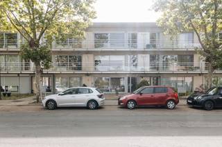 <p><strong>Bezoek mogelijk na het aanmaken van een huurdersprofiel: </strong>https://onid.mijnhuurprofiel.be/property/e1ea1929-ced1-4005-b4ca-2dec99816c4d</p><p><br /></p><p><strong>Comfortabel wonen in een kleinschalig gebouw. </strong><span>Dit appartement is gelegen in een rustige woonwijk nabij scholen, openbaar vervoer, winkel, horeca, het winkelcentrum met de Albert Heijn en invalswegen.</span></p><p><br /></p><p><strong>Het appartement bestaat uit</strong> een inkomhal - een lichtrijke leefruimte met sierschouw - een aparte keuken - twee slaapkamers waarvan één toegang geeft tot de tuin en tevens dienst kan doen als bureauruimte of dressing - een badkamer met douche - een toilet - een tuin.</p><p><br /></p><p><strong>Troeven</strong>: - Geen gemeenschappelijke kosten - Tuin - Mogelijkheid om de fiets te stallen</p>