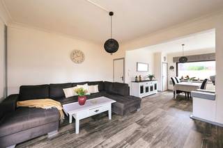 - Op www.koosi.be kan u een uitgebreide omschrijving van dit eigendom terugvinden. - In de Binnenweg te Kapellen bevindt zich deze halfopen bebouwing op een perceel van 330 m². De woning vormt de ideale opportuniteit voor wie op zoek is naar een renovatieproject dat volledig naar eigen smaak kan worden afgewerkt.Binnen beschikt de woning over een lichtrijke leefruimte, een ruime leefkeuken, drie slaapkamers en een ruime bergzolder met uitbreidingspotentieel.Buiten geniet je van een noordoost-georiënteerde tuin met terras en tuinberging, parkeren kan je op eigen grond vooraan aan de woning.De woning heeft een EPC-label E, waardoor de renovatieplicht van toepassing is.(Momenteel is het eigendom verhuurd aan correcte huurders)- Interesse? Vraag een plaatsbezoek aan via stef@koosi.be -