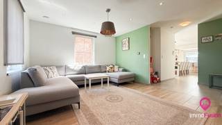Instapklare halfopen BEN-woning met 4 slaapkamers en mooie tuin!<br /><br />Deze recente halfopen woning van 2017 combineert modern wooncomfort, energiezuinigheid en een praktische indeling op een uitstekende ligging nabij het centrum van Helchteren. De woning werd steeds zeer verzorgd onderhouden en is volledig instapklaar.<br /><br />Bij het betreden van de woning komt u binnen via de inkomhal. Aan de rechterzijde bevindt zich het gastentoilet. Links bereikt u de ruime eetkamer met open keuken, die dankzij de praktische indeling naadloos aansluit op de berging/wasplaats. Aan de voorzijde van de woning bevindt zich de gezellige zithoek met veel natuurlijke lichtinval.<br /><br />Centraal in de woning bevindt zich de trap naar de eerste verdieping. Hier vindt u drie volwaardige slaapkamers en een comfortabele badkamer voorzien van alle hedendaags comfort.<br /><br />De zolderverdieping biedt nog een extra slaapkamer en een aparte technische ruimte, ideaal als hobbyruimte, bureau of extra opslag.<br /><br />Buiten geniet u van een mooi aangelegde tuin waar het aangenaam vertoeven is.<br /><br />Pluspunten:<br />- Recente woning (2017);<br />- Energiezuinige BEN-woning;<br />- 4 slaapkamers;<br />- Praktische en moderne indeling;<br />- Zeer verzorgd en instapklaar;<br />- Mooie aangelegde tuin;<br />- Zonnepanelen;<br />- Vloerverwarming;<br />- Aankoop onder 2% registratierechten(voorwaarden);<br />- Rustige maar centrale ligging.<br /><br />Maatregelen opgenomen in het Maatregelenregister: nee<br /><br />De woning bevindt zich op een toplocatie dichtbij het centrum van Helchteren, op wandelafstand van scholen, winkels en met een vlotte verbinding naar de autostrade.<br /><br />Een unieke kans voor wie op zoek is naar een recente, energiezuinige gezinswoning op een uitstekende locatie in Houthalen-Helchteren.<br /><br />Voor een bezichtiging ter plaatse of meer info, bel ons op 078/78.78.70, of kom gewoon binnen op ons kantoor, steeds welkom!