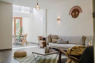 Op zoek naar een instapklare woning in Kortrijk met karakter, ruimte en een uitstekende ligging? Dan is deze charmante burgerwoning in de gegeerde Beverlaai absoluut een bezoek waard.De woning bevindt zich op een toplocatie in de Doorniksewijk, vlakbij het Onze-Lieve-Vrouw van Vlaanderen Instituut en op wandel- en fietsafstand van winkels, scholen, het stadscentrum en de vernieuwde Leieboorden. Dankzij de nabijheid van de R8 en E17 geniet u bovendien van een vlotte bereikbaarheid.Sfeervolle en lichtrijke leefruimte met salon, eetplaats en open keuken. De grote raampartijen zorgen voor veel lichtinval en een mooi zicht op de zuidgerichte stadstuin, waar het heerlijk vertoeven is.Praktische troeven in overvloed. Zo beschikt de woning over een handige garage die perfect dienstdoet als fietsenberging of extra opslagruimte, een droge kelder en een ruime bergzolder.Op de verdiepingen bevinden zich maar liefst vier volwaardige slaapkamers en twee badkamers (de 2de beschikt enkel over een toilet) waardoor deze woning perfect aansluit bij de noden van een gezin of wie extra ruimte zoekt voor thuiswerk of hobby's.De authentieke elementen geven de woning een warme uitstraling, terwijl het instapklare karakter zorgt voor een zorgeloze verhuis. Bovendien is de elektrische installatie conform de huidige regelgeving.Beschikbaar vanaf 01/27.Verkoop via pre-sale. Bezoekmomenten zaterdag 13/06, dinsdag 16/06 en zaterdag 20/06 op afspraak. Info via Matthias Vanneste 0479 67 68 48De eigendom wordt aangeboden via de Pre-sale formule. Van 13/06/2026 om 08:00 tot 20/06/2026 om 13:00 kan u de woning op afspraak komen bezichtigen en een bod uitbrengen. De vermelde prijs is een instelprijs. Voor meer info, gelieve contact op te nemen met de dossierverantwoordelijke.Bestuursmaatregelen in het maatregelenregister: nee