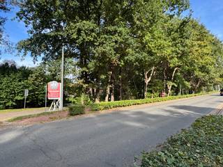Uitstekend gelegen <strong>open bouwplaats </strong>op 10a 85ca<br />Mogelijkheid om te bouwen aan de Herebaan-West 78 of met de voorgevel aan de Molenweg!<br /><br />Bouwen aan Molenweg = <strong>zuidgerichte achtertuin</strong><br />Perceelsbreedte: ca. 70m<br /><br />Straatbreedte Herebaan-West: ca. 63m<br /><br />Algemene bouwvoorschriften:<br />eengezinswoning<br />zijgevels op min. 3m van de perceelsgrenzen<br />bouwdiepte gelijkvloers: max. 17m<br />bouwdiepte verdieping: max. 12m<br />nokhoogte: max. 11m<br />garage of carport<br />kwalitatieve tuinzone van min. 10m (achter- of zijtuin)<br /><br />GEEN BOUWVERPLICHTING<br /><br />P-score: A<br /><br />Bijzondere informatieplicht:<br />Woongebied -Geen vergunning uitgereikt-Verkavelingsvergunning-Geen voorkooprecht-Geen rechterlijke herstelmaatregel of bestuurlijke maatregel opgelegd<br /><br />Voor meer info over bouwvoorschriften, … bel vrijblijvend: Sandra op 0476217740 of Raoul op 0488437501, of stuur een mailtje naar info@sbcvastgoed.be<br />