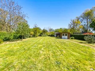 Alleenstaande woning (type villa) gelegen op een terrein van maar liefst 1082m² grenzend aan het prachtige natuurreservaat Hannecartbos. De villa ligt in een residentiële rustige wijk op 2km afstand van de zee. De woning is gebouwd in 2001 en wordt gekenmerkt door de praktische indeling en mooie grote ruimtes. Het gelijkvloers bestaat uit een inkom met vestiairekast, ruime garage met mogelijkheid om 2 wagens binnen te plaatsen, lichtrijke living en keuken. Verder is er op het gelijkvloers nog een slaapkamer met douchekamer voorzien. Vanuit de leefruimte geraakt u via de houten eiken trap op het verdiep, waar nog eens 4 slaapkamers voorhanden zijn en een ruime badkamer voorzien van ligbad. De prachtige tuin grenzend aan het natuurdomein is ideaal voor echte levensgenieters. 20 zonnepanelen. Geen renovatieplicht. EPC: 172 (B-klasse) UC: 3363283