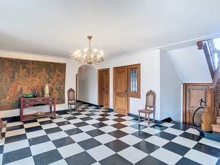 Deze prachtige villa is gelegen in de Burgemeester Deschodtlaan, een rustige, residentiële buurt nabij het stadscentrum van Popering. De villa...