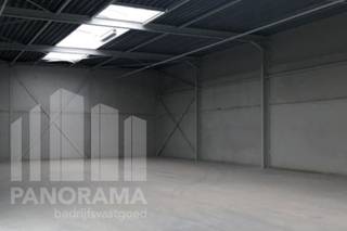 Representatief en uitstekend uitgerust <strong>magazijnruimte van 467 m² te huur, strategisch gelegen langs de Boomsesteenweg (A12)</strong>. Deze eigentijdse bedrijfsruimte combineert functionaliteit met uitstraling, ideaal voor bedrijven die zichtbaarheid, bereikbaarheid én comfort wensen.<br /><br />Het magzijn beschikt over een <strong>vrije hoogte</strong> van <strong>5,6 meter</strong> en is vlot toegankelijk via een <strong>automatische sectionale poort</strong>, aangevuld met een aparte toegangsdeur. De ruimte is volledig geïsoleerd en voorzien van een duurzame polybetonvloer. Daarnaast is de unit uitgerust met een<strong> lichtstraat met rookluik</strong>, wat bijdraagt aan natuurlijk licht en extra veiligheid.<br /><br />Op het terrein zijn <strong>5</strong> <strong>privatieve parkeerplaatsen </strong>voorzien, ideaal voor moderne en toekomstgerichte bedrijfsvoering.<br /><br />Onmiddellijk beschikbaar!<br /><br />Voor bijkomende informatie, plannen of een vrijblijvend plaatsbezoek kunt u contact opnemen met<strong> PANORAMA B2B</strong> via <strong>0477 91 10 00</strong>
