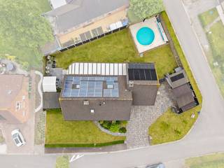 In de rustige Klaverbeekstraat 13 in Waasmunster vindt u deze ruime en energiezuinige gezinswoning waar comfort, ruimte en buitenleven perfect samenkomen.<br /><br />Met 325 m² bewoonbare oppervlakte, een perceel van 891 m², 5 slaapkamers en 2 badkamers biedt deze woning alle ruimte voor grote gezinnen, nieuw samengestelde gezinnen, thuiswerkers of wie graag extra comfort wenst. Dankzij slaapkamers en badkamers zowel op het gelijkvloers als op de verdieping is de indeling bovendien bijzonder praktisch en toekomstgericht.<br /><br />De tuin vormt een echte verlenging van de woning. Hier geniet u van een verwarmd zwembad op aquapanelen, een sfeervolle buitenkeuken en een ruime overkapping met screens. Ideaal voor lange zomeravonden, etentjes met vrienden en een dagelijks vakantiegevoel in eigen tuin.<br /><br />Ook energetisch scoort deze woning sterk dankzij EPC-label A, 32 zonnepanelen, warmtepomp en airco’s. Daarnaast beschikt de woning over een infraroodcabine voor 3 personen, een grote garage met extra bergruimte en een kruipkelder als bouwtechnische troef.<br /><br />De ligging is rustig en kindvriendelijk, met een vlotte verbinding richting Gent, Antwerpen en Sint-Niklaas.<br /><br />Een woning waar ruimte, comfort en energiezuinig wonen hand in hand gaan.<br /><br />De woning wordt op de markt gebracht met een instelprijs van € 669.000<br /><br />Benieuwd naar deze ruimte gezinswoning?<br />Contacteer mij voor meer info of een bezoek.<br /><br />0493 72 43 26<br />alexander@woonvast.be<br />www.woonvast.be