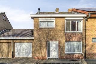 De woning is rustig gelegen in Geluwe, een aangename deelgemeente van Wervik. Dankzij de nabijheid van invalswegen en de A19 is er een...