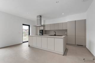 Maison jumelée prête à être emménagée et économe en énergie, avec des finitions de haute qualité, un jardin ensoleillé orienté à l'ouest et...