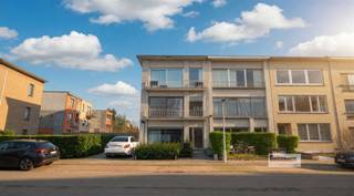 <p><span>Op een aangename, rustige locatie in het hart van Borsbeek vind je dit smaakvol gerenoveerde appartement, gelegen op de eerste verdieping van een kleinschalig gebouw.</span></p><p><span>De combinatie van een centrale ligging en een doodlopende straat maakt het hier bijzonder prettig wonen, met winkels, voorzieningen en een vlotte aansluiting naar de Antwerpse ring en de E313 binnen handbereik.</span></p><p><span>Dankzij de hoekligging geniet het appartement van een overvloed aan natuurlijk licht. De indeling omvat een gezellige leefruimte, drie volwaardige slaapkamers, een hedendaagse keuken, een verzorgde badkamer en een apart toilet.</span></p><p><span>Een extra troef is het kleinschalige karakter van het gebouw, wat zich vertaalt in lage gemeenschappelijke kosten.</span></p><p><span> </span></p><p><span>Benieuwd of dit appartement uw nieuwe thuis kan worden? Neem vandaag nog contact op voor meer informatie of een bezoek. </span></p>