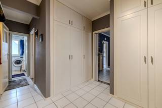 Dakappartement in kleinschalig gebouw met 2 slaapkamers, terrasje en mogelijkheid tot aankoop garagebox. <br /><br />Indeling: inkomhal met diverse ingemaakte kasten; apart toilet; gezellige en lichtrijke woonkamer; keuken; overdekt terras met verzicht; slaapkamer één aan straatkant, momenteel ingericht als hobbykamer; ruime masterbedroom aan de achterzijde; betegelde badkamer bevat douche, lavabo en aansluiting voor WM/DK. <br /><br />De kelderberging is inbegrepen in de vraagprijs. <br />Mogelijkheid tot aankoop van ruime, afgesloten garagebox met automatische poort. <br /><br />Algemeen: <br />- EPC label F (renovatieplicht) <br />- Elektrische rolluiken <br />- Centrale ligging nabij openbaar vervoer, winkels, centrum, scholen, etc.<br /><br />Bekijk zeker de 360° rondgang via onze website (+ mogelijkheid tot opmeten en ontmeubelen).<br />Alle attesten zijn beschikbaar onderaan op onze website. <br />Voor meer info of een bezoek: 0472 22 22 44 of thanee@solittvastgoed.be.