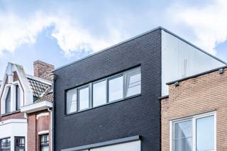 Welkom in de Adrien Van Roeyenstraat 27 b0201 te Zwijndrecht. Dit appartement is gelegen vlakbij het centrum, winkels, invalswegen en het openbaar vervoer. Het gebouw is gebouwd in <strong>2016</strong> en bestaat uit 3 appartementen wat het een <strong>kleinschalig en gezellig</strong> geheel maakt.<br /><br />We stappen binnen en nemen de <strong>trap naar de 2e verdieping</strong>. We komen binnen in de <strong>inkomhal </strong>die ons naar de ruime en lichtrijke <strong>woonkamer </strong>brengt. <br />Vanuit de woonkamer hebben we ook toegang tot het gezellige <strong>terras</strong>. Aansluitend vinden we de <strong>moderne open keuken</strong> uitgerust met oven, microgolf, kookvuur, ijskast, vaatwasser en dubbele spoelbak. Dankzij het <strong>grote kookeiland</strong> is het hier gezellig koken. Bij de keuken hoort nog een <strong>handige berging</strong> met aansluitingen voor wasmachine en droogkast.<br /><br />Aan de andere kant van het appartement vinden we <strong>twee ruime slaapkamers</strong>, een <strong>apart toilet </strong>en een ruime <strong>badkamer</strong>. De badkamer is voorzien van een lavabomeubel en een inloopdouche.<br /><br />Beneden op het gelijkvloers is er nog een<strong> gemeenschappelijke berging </strong>voorzien.<br /><br />Extra: Als extra is er een <strong>garage</strong> inbegrepen in de prijs. Hier is elektriciteit voorzien. De garage bevindt zich in de Adrien Van Roeyenstraat 23 op slechts enkele meters van het appartement.<br /><br /><u><strong>Technisch:</strong></u><br />- EPC: 111 kWh/m2jaar<br />- G-&amp;P-score: A&amp;A<br />- Geen renovatieplicht<br />- Stedenbouw in aanvraag