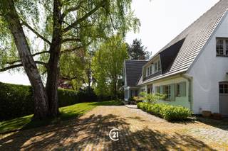 <p>Langs de Astridlaan te Geraardsbergen bevindt zich deze stijlvolle open bebouwing met een verfijnde uitstraling, royale ruimtes en prachtige buitenruimte.</p><p>Via de ruime inkomhal met apart gastentoilet betreedt u de woning. De lichtrijke leefruimte vormt samen met de sfeervolle orangerie een bijzonder aangename leefomgeving waar gezelligheid en elegantie centraal staan.<br />Aansluitend bevindt zich een bureauruimte, ideaal voor thuiswerk.</p><p>De keukenberging biedt een naadloze overgang naar de keuken met eetkamer en geeft eveneens toegang tot de kelder.<br />Verder beschikt het gelijkvloers over een praktische wasplaats en een inpandige garage.<br />Op de eerste verdieping bevinden zich vier volwaardige slaapkamers, waarvan één momenteel is ingericht als dressing. Daarnaast is er ook een verzorgde badkamer aanwezig.<br />De tweede verdieping biedt nog een extra slaapkamer en een zolderruimte, ideaal als bergruimte of om verder in te richten naar eigen wensen.</p><p>Dankzij zijn bestemming en uitstekende ligging vormt dit pand eveneens een ideale uitvalsbasis voor wie wonen wenst te combineren met een professionele activiteit. <br />Zo zijn onder meer kantoorfuncties, vrije beroepen zoals een dokter- of tandartspraktijk, lokale ambachtelijke activiteiten en commerciële diensten zonder directe verkoop (IT-dienst, marketingbureau,...) mogelijk.</p><p>Benieuwd naar wat deze woning u nog meer te bieden heeft? Contacteer ons voor meer informatie of voor een bezoek ter plaatse. Tot snel!</p>
