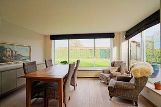 ONDER OPTIE - Gelegen onder de kerktoren van Opstal, in een rustige en groene omgeving, bevindt zich dit prachtig afgewerkte bungalow met een ruime, onderhoudsvriendelijke tuin.<br />Deze woning combineert kwaliteit, comfort en privacy met een uitstekende ligging.<br />Bij het binnenkomen valt meteen de ruime inkomhal op, die toegang biedt tot de verschillende vertrekken.<br />De lichte, open leefruimte vormt het hart van de woning. Dankzij de grote raampartijen geniet je van overvloedig natuurlijk licht en een mooi uitzicht op de tuin. De moderne keuken is volledig uitgerust met hoogwaardige toestellen, veel kastruimte en een praktische indeling – ideaal voor wie graag kookt of gasten ontvangt. Verder beschikt deze woning over twee volwaardige slaapkamers, een badkamer met ruime inloopdouche. De tweede badkamer is voorzien van een douche, deze kamer kan gebruikt worden als logeerkamer. Een grote berging zorgt voor extra opbergruimte, en er is een aparte wasplaats voorzien. De privétuin is een echt pluspunt: een oase van rust met voldoende ruim terras. Hier geniet je in alle privacy van de zon en van gezellige momenten met familie of vrienden.<br />Bovendien hoort is er ook een privé-autostaanplaats, wat het geheel nog praktischer maakt.<br />Deze woning is ideaal voor wie op zoek is naar een kwalitatieve woonst met tuin, dicht bij alle voorzieningen maar met de rust en charme van het dorp Opstal.<br />ASBESTVEILIG<br />referentie: 5521