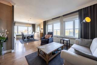 Hecht u veel belang aan mooi wonen en zou u graag ook willen genieten van een uitstekende bereikbaarheid? Dan stellen wij u dit appartement voor, gelegen op de 6de verdieping van een verzorgd gebouw. <br /><br />Indeling<br />U betreedt het appartement via een centrale inkomhal, dewelke toegang verleent aan een slaapkamer, een badkamer met inloopdouche, een apart toilet met handenwasser en een ruime, lichtrijke woonkamer. Langs de woonkamer kan u een open keuken terugvinden. Deze is voorzien van een koelkast, een diepvries, vaatwasser, kookplaat en combi-oven. Verder situeert zich een Noord-Westgericht terras zich langs de woonkamer.<br />Tot slot beschikt dit appartement over een privatieve kelderberging gelegen op de kelderverdieping. <br /><br />Ligging<br />Het eigendom geniet van een aantrekkelijke ligging. U bent op één straat verwijderd van de Draakplaats en Dageraadplaats, waar u kan genieten van ontelbare hippe bars en restaurants. Verder stopt vlakbij bus 20 en de inrit van de Ring bevindt zich op een steenworp van uw voordeur. <br /><br />Pluspunten<br />- Energielabel B<br />- Elektrische installatie conform tot 2038<br />- Hoogrendementsbeglazing<br />- Instapklaar <br />- Uitstekende ligging<br /><br />Klinkt dit als uw toekomstige thuis? Bel dan naar One vastgoed via 03 360 85 30!