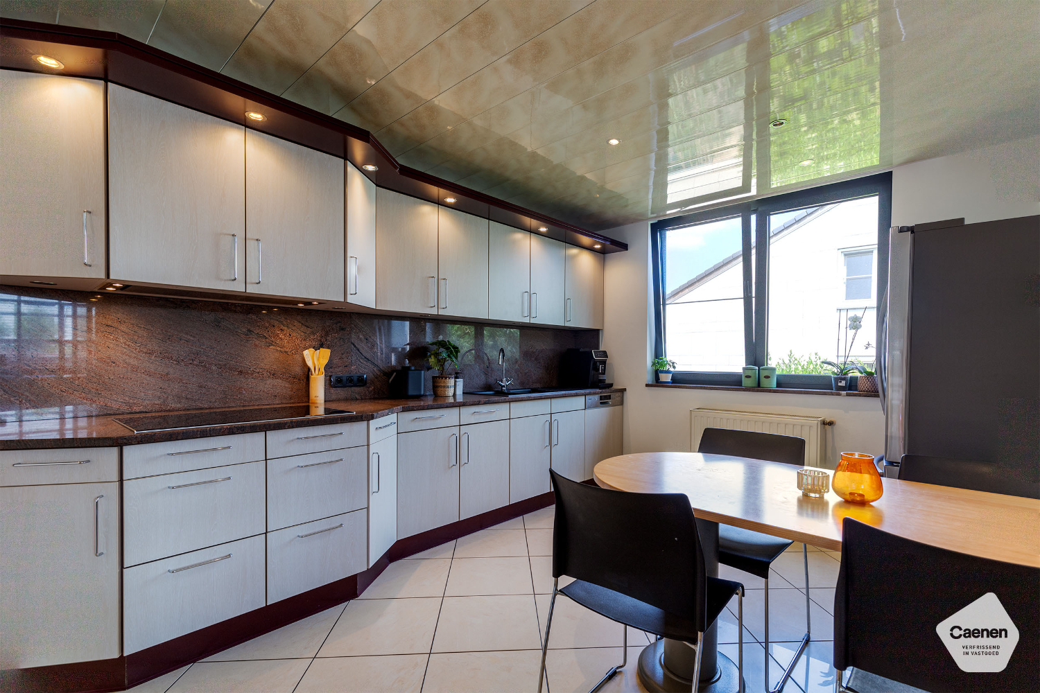 UNIEKE &amp; LUCHTIGE ALLEENSTAANDE WONING met 4 SLAAPKAMERS ,RUIME GARAGE en TUIN - foto 5