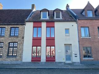 Zoekt u een investeringspand met rendement van 4%? Mis deze kans niet!Appartement gelijkvloers (met praktijkruimte):Inkom, wachtkamer, open ruimte,...