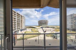 <strong>Op zoek naar een ruim appartement op topligging met een uitzicht dat nooit verveelt? </strong>Welkom in Residentie Zonnekant op de 3de verdieping, gelegen <strong>in het hart van Middelkerke.</strong><br />Geniet elke dag opnieuw van een <strong>frontaal uitzicht op het bruisende Epernayplein</strong> – het iconische casinoplein – <strong>én prachtig zeezicht.</strong> Het gloednieuwe casino van Middelkerke vormt een absolute blikvanger vanuit uw woonkamer!<br /><br /><u><strong>Indeling en troeven:</strong></u>
<ul>
	<li>2 volwaardige slaapkamers;</li>
	<li>Ruime living van maar liefst 5,60 meter breed met grote raampartijen en natuurlijke lichtinval;</li>
	<li>Te renoveren/op te frissen naar eigen smaak – uw kans om er volledig uw eigen stijl in te brengen;</li>
	<li>Energiezuinig: EPC-score 187 kWh (B-label);</li>
	<li>Twee terrassen: één aan de voorzijde met zicht op het plein, één aan de achterzijde aan de slaapkamer;</li>
	<li>Private kelderberging én aparte berging in het appartement;</li>
	<li>Vestiairehoek in de inkomhal en apart toilet voor extra comfort. </li>
</ul>
<u><strong>Ligging: </strong></u><br />De locatie is ronduit fantastisch:
<ul>
	<li>Winkels en horeca binnen handbereik;</li>
	<li>Openbaar vervoer (tram -en busstop) voor de deur;</li>
	<li>Strand eveneens voor de deur, alsook de duinen op enkele stappen. </li>
</ul>
Neem snel contact op voor meer informatie of een plaatsbezoek in dit <strong>buitenkansje!</strong>