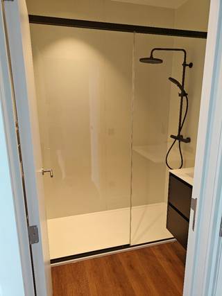 Deze totaal gerenoveerde rijwoning is volledig uitgerust met meubels en huisraad zodat deze meteen instapklaar is.  Naast de inkom en ruime berging (met wasmachine en droogkast) neem je de trap naar het eerste verdiep.  Daar tref je een gezellige living (met TV) en open keuken (met alle keukenmateriaal, kookplaat, afwasbak, vaatwasmachine, ijskast, diepvries, oven en micro-oven) met aanbouwtafel voor 4 personen. Een trap brengt je verder naar de hal van het het dakverdiep met oa een ruime slaapkamer met dubbel bed (en beddegoed) voor 2 personen waar een vouwtrap je brengt naar een mezzanine die als slaapkamer/bureau/berging/speelruimte/... kan gebruikt worden.  Er is een aparte WC en badkamer (handdoeken, ... voorzien) met lavabo en ruime douche.  Daarnaast is er een aparte kleinere kamer die als slaapkamer of bureau kan gebruikt worden. De aanwezige zonnepanelen zorgen voor een zuinig electrische verwarming en koeling. Ventilatie is ook aanwezig.