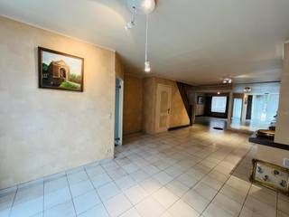 Centraal gelegen ruime woonst met garage en uitweg.Indeling:Op het gelijkvloers hebben we de ruime living, handelsruimte, eetkamer, wc, berging en...
