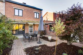 Centraal wonen en toch genieten van rust en privacy. Deze aangename halfopen bebouwing combineert een uitstekende ligging met een lichtrijk interieur, een gezellige tuin en een ruime garage.<br /><br />Dankzij de nabijheid van het station, de E40, winkels en scholen bevinden alle voorzieningen zich binnen handbereik.<br /><br />De woning werd recent deels vernieuwd en beschikt over een **gunstig EPC-label C, zonder renovatieverplichting**.<br /><br />Op het gelijkvloers vindt u een inkomhal met gastentoilet, een praktische berging, een lichtrijke leefruimte met eetplaats en een aansluitende keuken met zicht op het terras en de tuin.<br /><br />De eerste verdieping telt drie slaapkamers en een nog te renoveren badkamer. Via een vaste trap bereikt u de zolder, die extra mogelijkheden biedt.<br /><br />Buiten geniet u van een privacyrijke tuin met open zicht op de natuur. Een tuinberging en ruime garage, bereikbaar via de oprit en tuin, vervolledigen het geheel.<br />Halfopen bebouwing op een rustige, centrale ligging<br /><br />Gunstig EPC-label C – geen renovatieverplichting<br /><br />-Lichtrijke leefruimte met eetplaats<br />-uitgeruste keuken met zicht op terras en tuin<br />-3 volwaardige slaapkamers<br />-Badkamer met renovatiemogelijkheden<br />-Zolder bereikbaar via vaste trap<br />-Privacyrijke tuin met open uitzicht op de natuur<br />-Praktische tuinberging en ruime garage<br /><br />**Meer info of een bezoek? Contacteer Roxanne via 0496/85.09.62.**