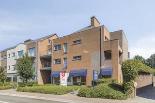 Ontdek dit prachtig gerenoveerde en multifunctionele handels- of kantoorruimte van ca. 200 m², ideaal gelegen vlak bij het centrum van...