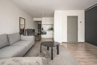 <p>Op de gelijkvloers van dit volledig gerenoveerd kleinschalig appartementsgebouw op de Salvialei bevindt zich dit instapklare appartement. Dankzij de recente totaalrenovatie in 2024 geniet u hier van modern comfort, lage gemeenschappelijke kosten en een aangename woonomgeving op de grens van Merksem en Schoten, aan den Deuzeld. <br />Enkele pluspunten: <br />+ Zuid-West tuin van 120m2! <br />+ Volledig gerenoveerd gebouw met lage kosten! <br />+ Instap klaar appartement <br />+ Gegeerde wijk, grens Merksem tegen Schoten <br /><br />Dit appartement verwelkomt u in een aangename en lichtrijke leefruimte, waar de grote ramen met rolluiken zorgen voor een veel natuurlijk licht. De ruimte is afgewerkt met een verzorgde laminaatvloer en sluit aan op de grote keuken. Deze keuken is voorzien van een gasvuur en geef toegang tot de Zuid-West tuin van 100m2! Verder beschikt het appartement over een ruimte met de wasmachine en droogkast die inbegrepen zijn! <br />Vervolgens een moderne badkamer met inloopdouche, lavabomeubel en hangwc. Achteraan bevindt zich de ruime slaapkamer van 13 m², die doorgeeft tot nog een even grote ruimte met een 2de apart toilet, echter staan deze niet mee op de originele vergunning/onvergund is. Achter de slaapkamer kan u genieten van de Zuid-West georiënteerde tuin van 120m2 dewelke geniet van meerdere terrassen, veel groen en veel privacy!<br /><br />Tot slot geniet u hier van een uitstekende bereikbaarheid dankzij de nabijheid van tram 2 en 3, waarmee u zich vlot naar het centrum van Antwerpen verplaatst. Gelegen in de gegeerde wijk Merksemheide, op de grens met Deuzeld in Schoten, woont u hier in een rustige en aangename buurt met alles binnen handbereik.</p>