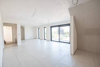 Appartement op de eerste verdieping op zeer gunstige ligging op 't Gaverke. De wijk 't Gaverke is één van de meest complete buurten van Waregem. De wijk is zeer toegankelijk gelegen, zowel met de eigen wagen als het openbaar vervoer, met het busknooppunt en station op wandelafstand. Er zijn tal van scholen en handelszaken. Parkeren is overal gratis en er is een grote parking rond de kerk. <br /><br />De grote raampartijen en het grote zonneterras staan garant voor veel lichtinval en buitenbeleving.<br />Indeling: inkom met toilet, leefruimte met open keuken, ruime berging, 2 slaapkamers, apart toilet en badkamer. <br /><br />Extra troeven: Zuidgericht, topligging. Uitweg achteraan met carport (21.250€). EPC A, lage syndickosten. <br /><br />Plannen en lastenboek beschikbaar. Bezoek is mogelijk, appartement zit in de afwerkingsfase. Meer info via kristoff@immoroba.be.