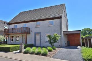 <p><span>*** QUICK SALE MET BIEDPRIJS VANAF 365.000 EUR * Kijk -en bieddagen 18, 19 en 20 juni (enkel op afspraak)</span></p><p><span> </span></p><p><span>Rustig gelegen in het centrum van Bellegem vinden we deze prachtige halfopen woning (bouwjaar 2012).</span></p><p><span> </span></p><p><span>De woning, met een bewoonbare oppervlakte van 150m², is gelijkvloers ingedeeld met de inkom met apart toilet, een ruime woonkamer met aansluitend de super uitgeruste keuken, dit alles met een fijn tuincontact. Verder is er gelijkvloers een praktische wasberging voorzien. </span></p><p><span><br />Op de eerste verdieping zijn twee ruime slaapkamers, voorzien van ingemaakte kasten, en de badkamer met dubbele wastafel, douche en ligbad. Er is een apart toilet op de nachthal. Op de tweede verdieping vinden we de master-bedroom, uitgerust met airco, en een praktische zolderberging.</span></p><p><span> </span></p><p><span>De zongerichte tuin is voorzien van een nieuw terras. Er is tevens een ruime tuinberging, aansluitend aan de vernieuwde carport.</span></p><p><span> </span></p><p><span>- Recente, piekfijn onderhouden woning<br />- EPC A: 8 zonnepanelen, zonnescreens, airco, nieuwe CV ketel<br />- Topligging, rustig en nabij alle voorzieningen</span></p><p><span> </span></p><p><span>Reserveer nu jou bezoek op de kijk -en bieddag via info@century21viaplus.be of 056/24.38.12</span></p><p><span> </span></p><p><span>ALLE INFO, VIRTUELE TOUR, ATTESTEN EN PLANNEN: https://bellegemkerkdreef24.be/</span></p><p><span> </span></p><p><span>*niet bindende vanafprijs, de verkoop komt tot stand door aanvaarding van het uitgebrachte bod / biedingen dienen te worden uitgebracht uiterlijk maandag 22/06 om 16u.</span></p>