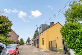 VALIMMAS verkoopt deze volledig gerenoveerde landelijke driegevelwoning met koer en tuintje, op 2 are 50 ca.     

Het gelijkvloers bestaat uit een ruime living een eetkamer, een inbeouwde keuken, een badkamer met grote inloopdouche en een tuinberging.    
De verdieping herbergt een nachthal met toilet, drie slaapkamers waarvan één met mezzanine, en een badkamer met douche.   
Er is tevens een kelder aanwezig.   
De oprit opzij biedt plaats aan twee wagens.    

Totaal gerenoveerde woning, uitgerust met alle comfort. Sfeervolle inrichting en decoratie, in zeer nette staat.    
Gevels geïsoleerd en vervolgens bezet met sierpleister. Elektrische installatie corform AREI (blanco attest 14/8/18). Asbestveilig. Alarmsysteem.   

Rustig gelegen in een aantrekkelijke en residentiële straat te Asse-ter-Heide, op wandelafstand van bushalte De Lijn – Mobiscore = 7,6/10. 
