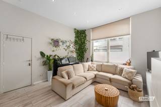 Dit aangename duplexappartement bevindt zich op een centrale maar rustige ligging in het hart van Blankenberge. Winkels, horeca, openbaar vervoer en tal van andere voorzieningen bevinden zich op wandelafstand, waardoor u hier geniet van alle comfort binnen handbereik.<br /><br />Het appartement start op het gelijkvloers en verwelkomt u in een ruime en moderne leefruimte. Dankzij de open indeling sluit de woonkamer mooi aan op de hedendaagse keuken, die volledig uitgerust is met de nodige toestellen en afgewerkt werd met moderne materialen.<br /><br />Aansluitend aan de leefruimte bevindt zich een ruime koer, een aangename extra midden in het centrum. Hier beschikt u over een eigen buitenruimte waar u in alle rust kan genieten. Achteraan bevindt zich bovendien nog een praktische berging, ideaal voor fietsen, strandmateriaal of extra opslag. Verder beschikt het appartement over een privatieve kelderberging.<br /><br />Op de eerste verdieping bevinden zich twee slaapkamers, een toilet en een moderne badkamer met inloopdouche. De praktische indeling en hedendaagse afwerking zorgen ervoor dat het appartement zowel geschikt is voor eigen bewoning als voor wie op zoek is naar een interessante investering aan de kust.<br /><br />Daarnaast beschikt het appartement over een gunstige EPC-score en is de elektrische installatie conform gekeurd.<br /><br />Op zoek naar een verzorgd duplexappartement met buitenruimte op een centrale en rustige ligging in Blankenberge? Contacteer ons en plan uw bezoek!<br /><br />