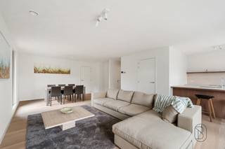 Op de hoek van de Kortrijkstraat en de Harelbeekstraat, vind je residentie Sint-Amandus: een prachtig nieuwbouwproject met 23 appartementen en 2 handelsruimtes. - Reeds 50% verkocht! - Dankzij de centrale ligging vlak bij de markt geniet je hier van alle voorzieningen binnen handbereik – van bakker en slager tot gezellige eetgelegenheden en winkels.<br /><br />De appartementen zijn ruim, licht en afgewerkt met duurzame kwaliteitsmaterialen. Grote raampartijen zorgen voor overvloedig daglicht en geven uit op een prachtige, groene binnentuin. De zonnige terrassen (tot wel 36 m²) bieden een heerlijke plek om te ontspannen met zicht op deze oase van rust.<br /><br /><br />Enkele sterke troeven:<br />- afwerking volledig naar eigen smaak en voorkeur<br />- energiezuinig en duurzaam<br />- mogelijkheid tot aankoop van een ondergrondse autostaanplaats met laadpunt<br />- winkels en faciliteiten op wandelafstand<br />- prachtige binnentuin als groene long<br /><br />✨ Bovendien kan je bij aankoop van dit appartement genieten van het verlaagde btw-tarief van 6% – een unieke kans om betaalbaar te investeren in kwalitatief wonen!<br /><br />Reserveer nu één van de laatste plaatsen:<br />📞 Guido – 0475 70 36 19